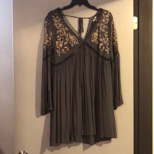 Long sleeve with embroidered design.